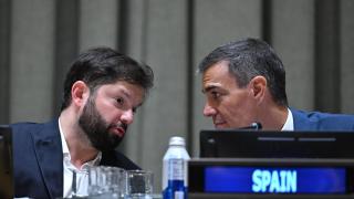 El presidente del Gobierno, Pedro Sánchez, conversa con el presidente de Chile, Gabriel Boric, durante el evento 'Latin America, Spain and the United States in the Global Economy', organizado por la Cámara de Comercio España-EE.UU, en la sede del Instituto Cervantes en Nueva York, el 25 de septiembre de 2025, en Nueva York (Estados Unidos)