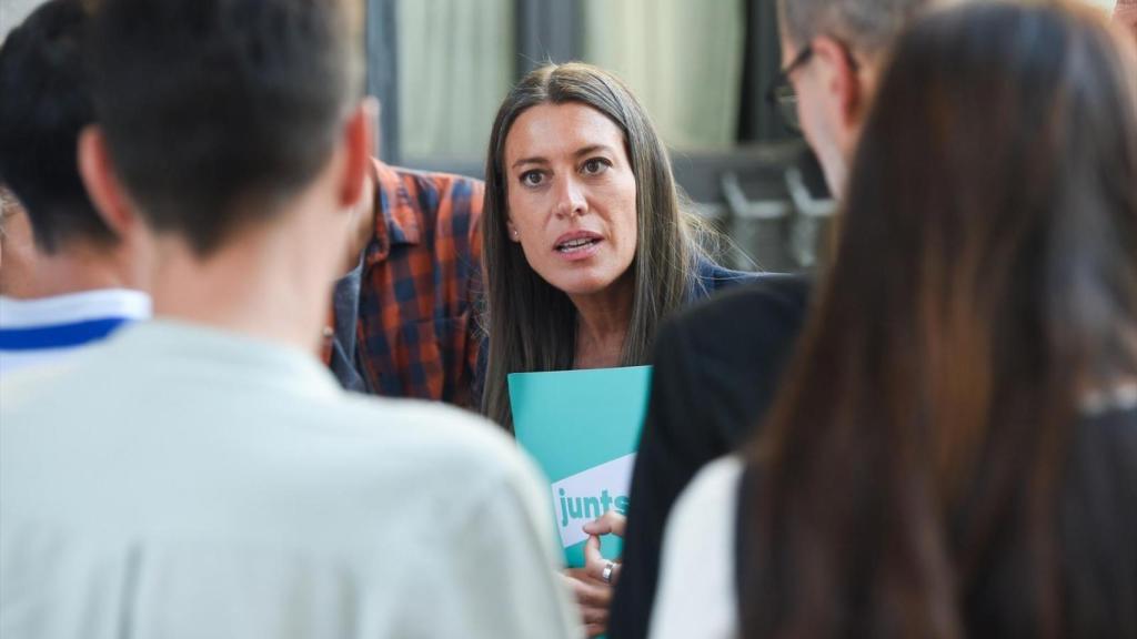 Míriam Nogueras, portavoz de Junts, atiende a un grupo de periodistas en el patio del Congreso.