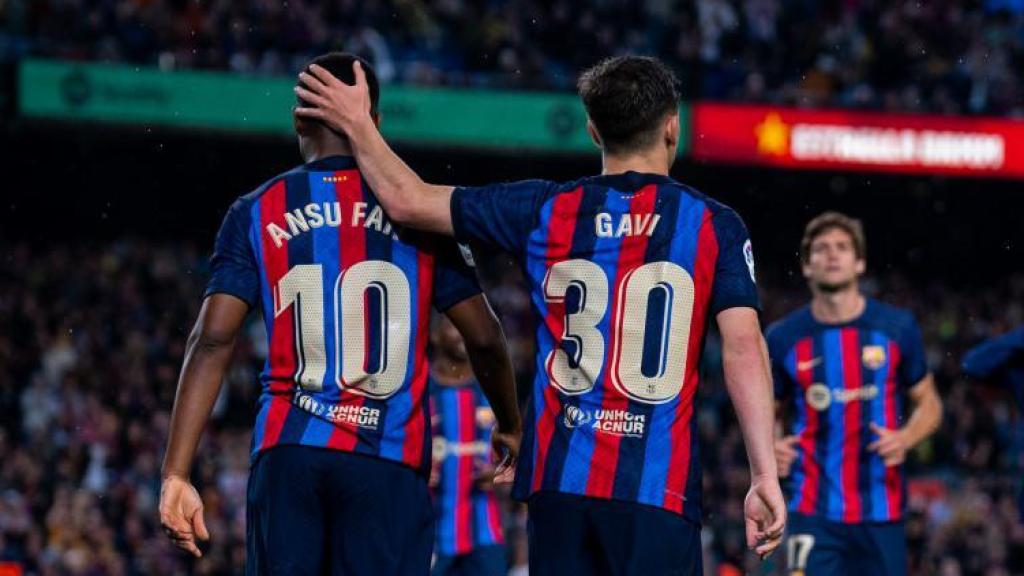 Gavi y Ansu Fati, juntos durante un partido de una temporada pasada con el Barça.