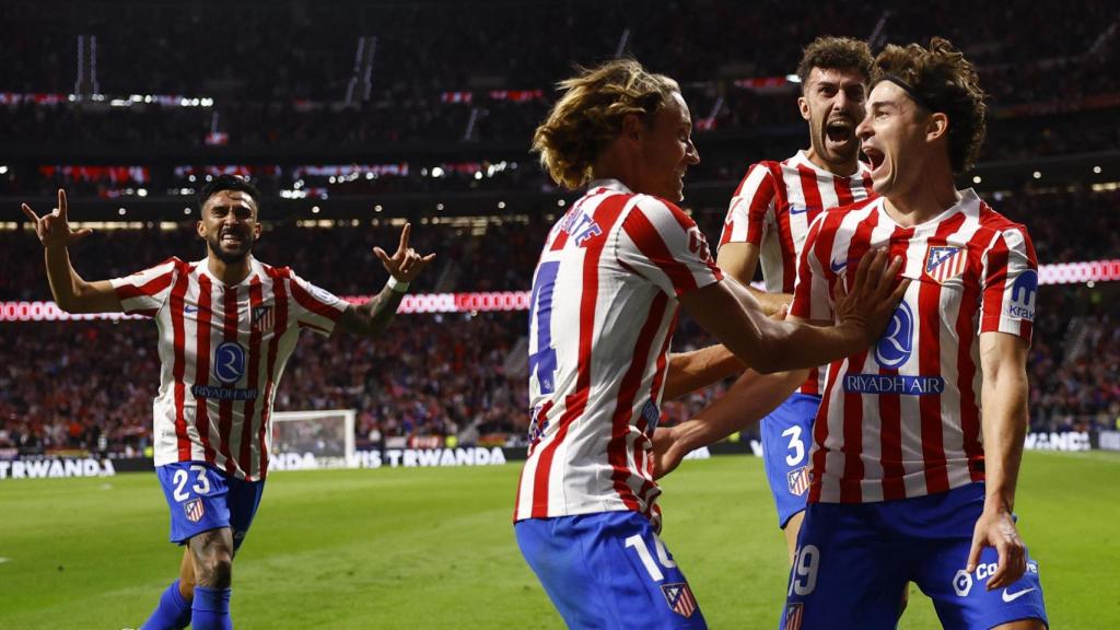 Julián Álvarez, felicitado por sus compañeros.