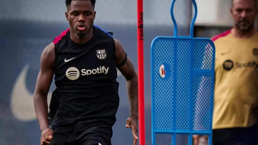 Ansu Fati, bajo la atenta mirada de Flick.