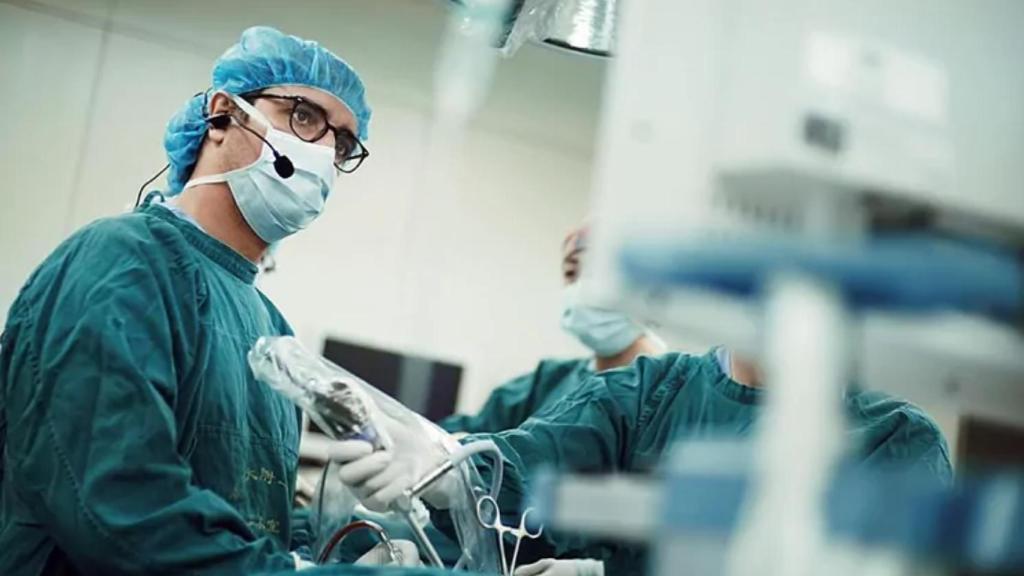 Imagen de archivo del cirujano torácico Diego González Rivas durante una operación.