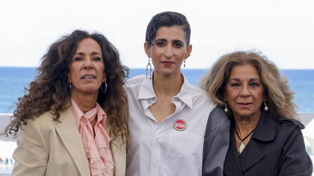 Rosario, Alba y Lolita Flores en la presentación de 'Flores para Antonio' en San Sebastián.