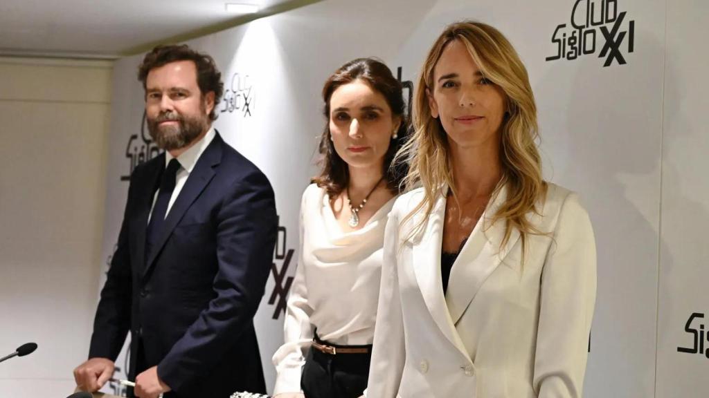Iván Espinosa de los Monteros y Cayetana Álvarez de Toledo, junto a Paloma Segrelles, en un acto del Club Siglo XXI.