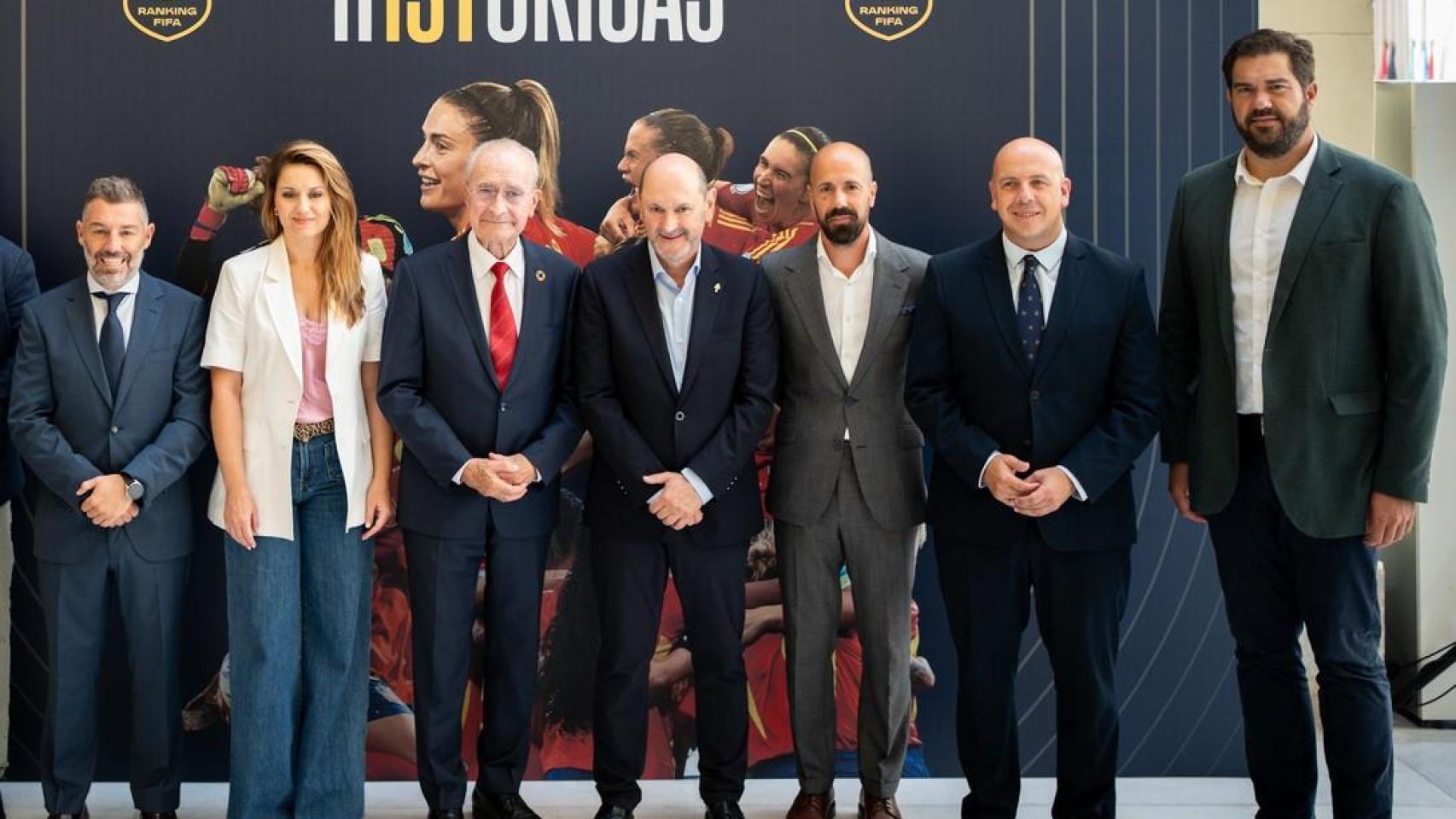 El alcalde de Málaga, Francisco de la Torre, y Rafael Louzán, presidente del RFEF, ambos en el centro de la imagen.