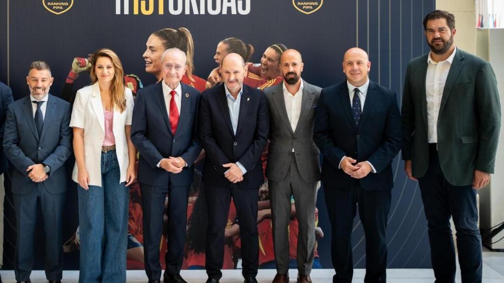 El alcalde de Málaga, Francisco de la Torre, y Rafael Louzán, presidente del RFEF, ambos en el centro de la imagen.