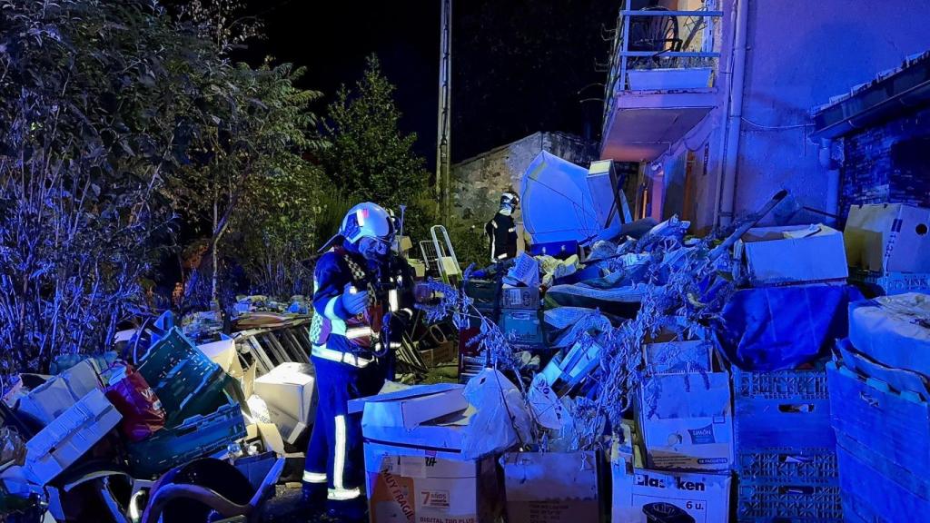 Los bomberos extinguen el incendio de la vivienda donde ha fallecido el hombre.