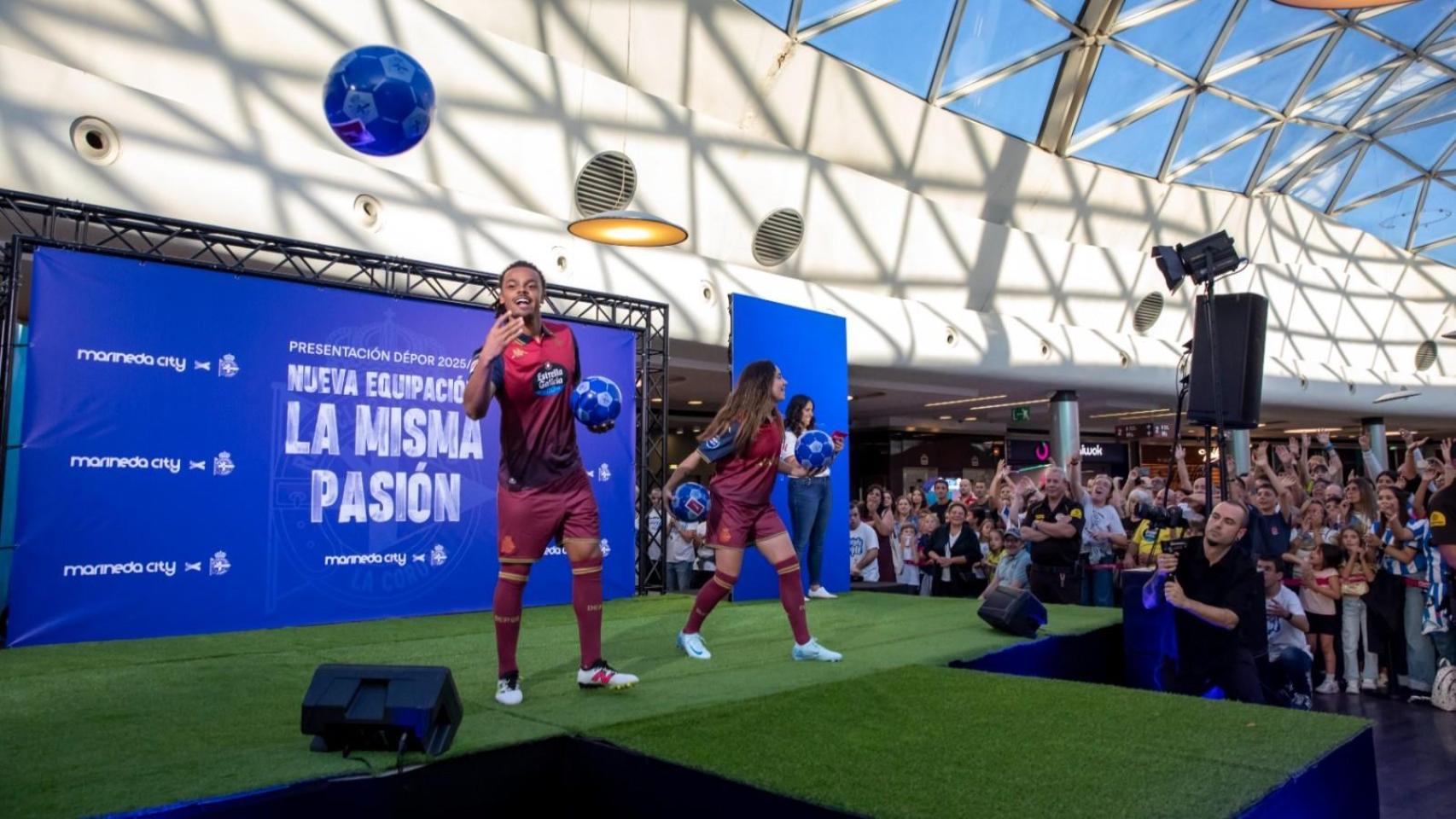 Presentación de la equipación del Dépor para la 2025/2026.