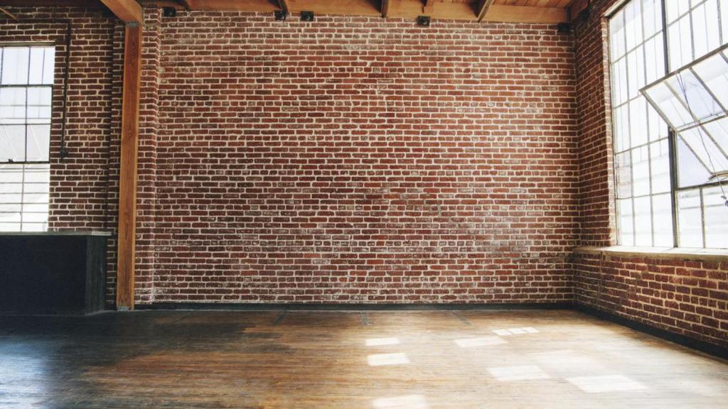 Una pared de ladrillos.