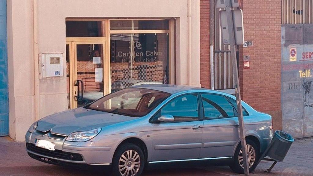 Coche con el freno de mano mal puesto