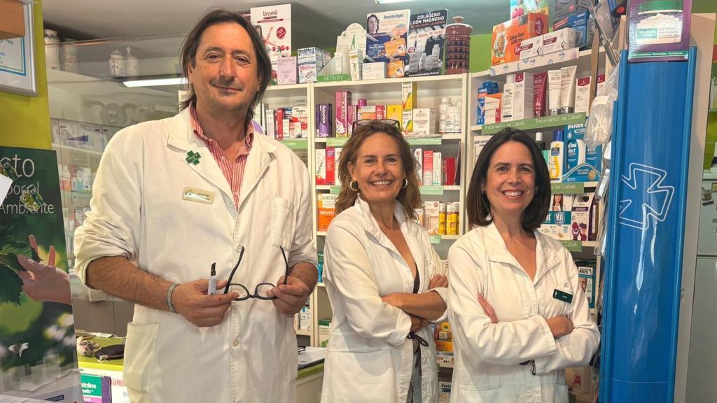Luis Noriega, farmacéutico en Cantabria, junto a sus compañeras Eva Fernández y Alexia Garcia.