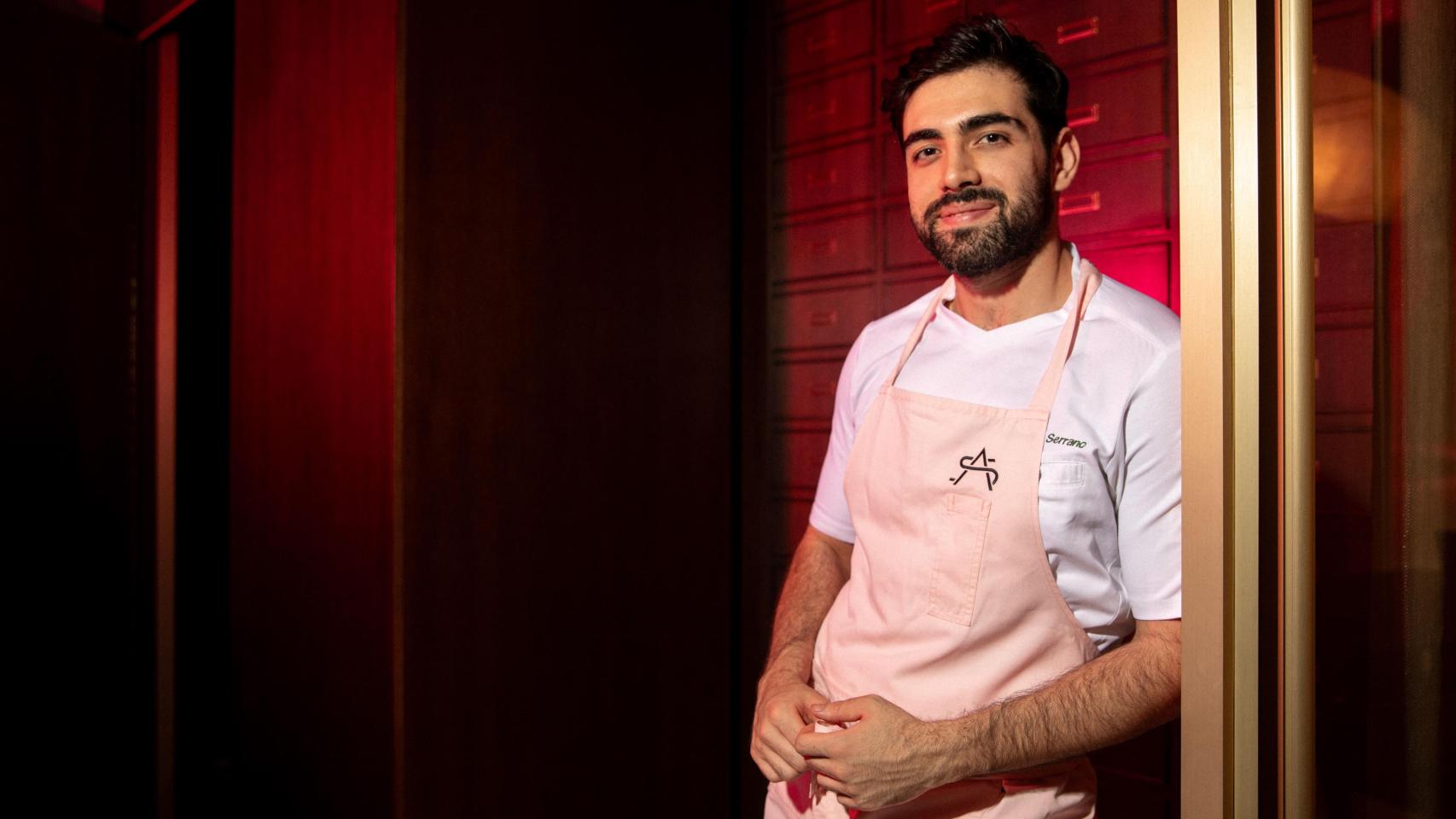 El chef Alejandro Serrano en su restaurante Michelin.