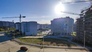 Tres grúas en distintas construcciones en el barrio de Xuxán, en A Coruña.