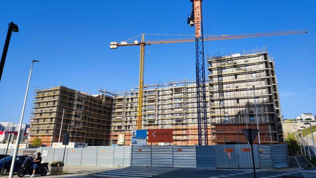 Parcela donde construye el Concello en Xuxán, delante de otro edificio en construcción avanzado.