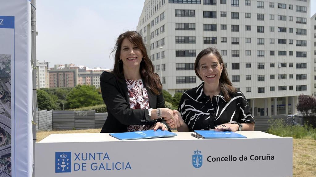 La conselleira de Vivenda, María Martínez Allegue, y la alcaldesa, Inés Rey, acuerdan la cesión de parcelas municipales a la Xunta.