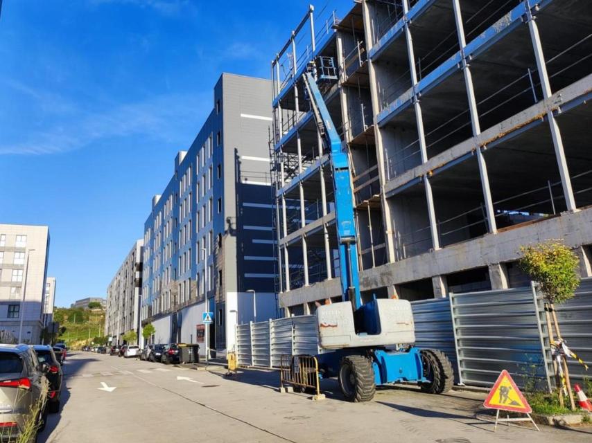 A la derecha, bloque en construcción de la Xunta en Xuxán junto a viviendas terminadas hace años.
