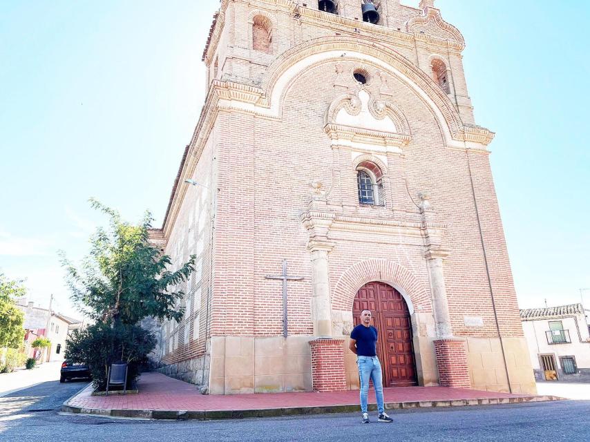 Ángel delante de la iglesia de Castrejón de Trabancos