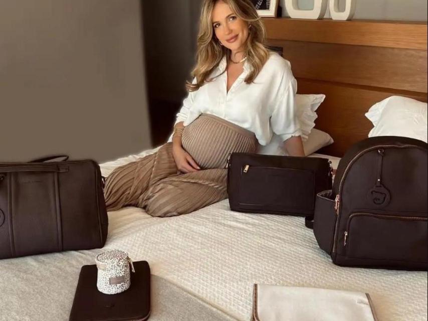 Un dormitorio principal con cabecero de madera.