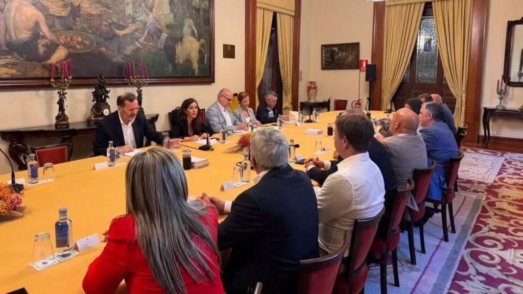 Imagen de la reunión mantenida este jueves en A Coruña para tratar el futuro del aeropuerto de Alvedro.