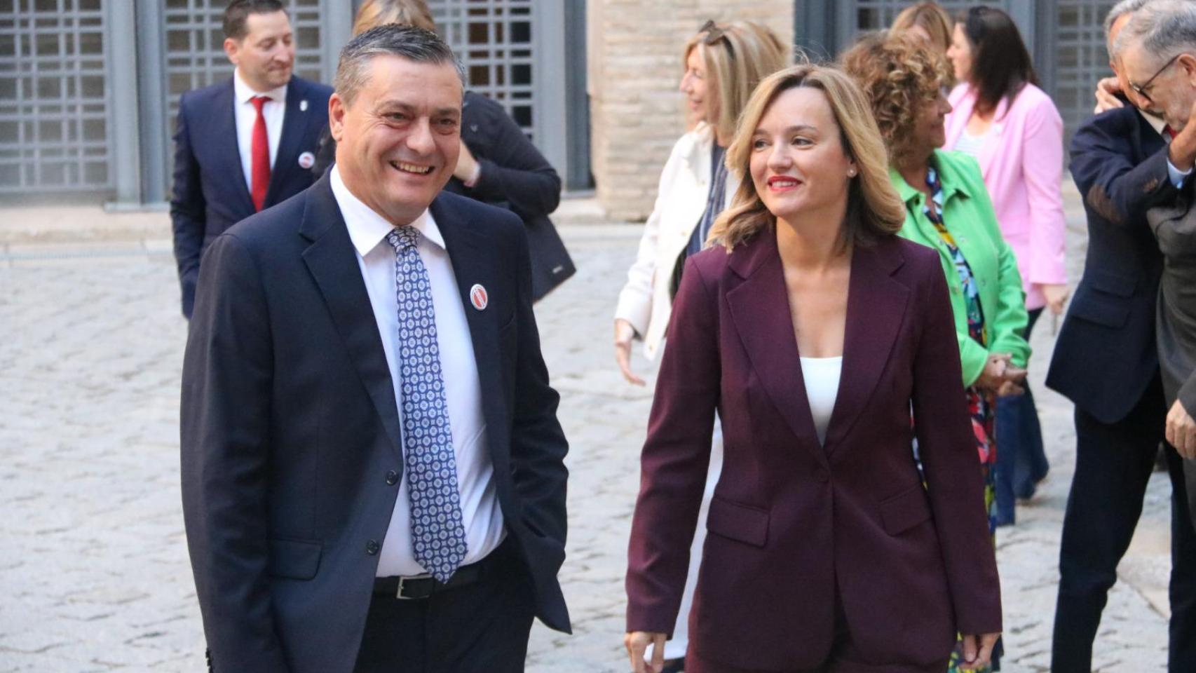Pilar Alegría junto a Fernando Sabés antes de iniciar la segunda jornada del Debate de la Comunidad