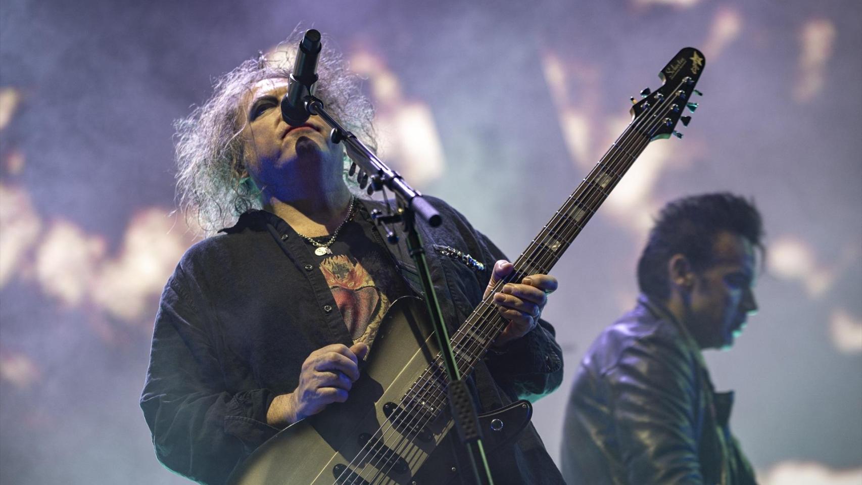 El guitarrista y vocalista de la banda británica de rock ‘The Cure’, Robert Smith, durante una actuación en el Palau Sant Jordi. Foto: Lorena Sopêna / Europa Press