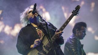 El guitarrista y vocalista de la banda británica de rock ‘The Cure’, Robert Smith, durante una actuación en el Palau Sant Jordi. Foto: Lorena Sopêna / Europa Press