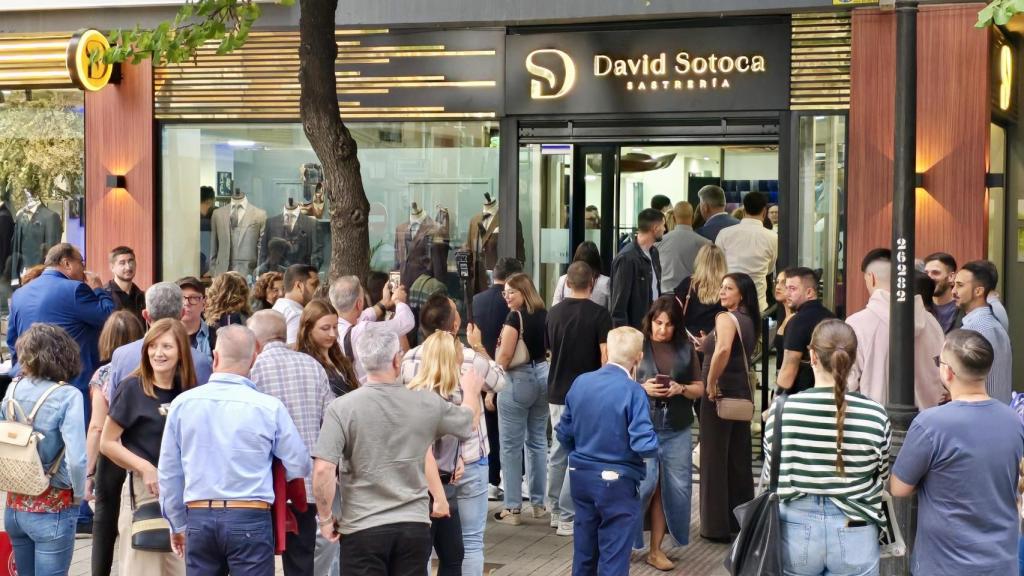 Exterior de la tienda durante la inaguración.