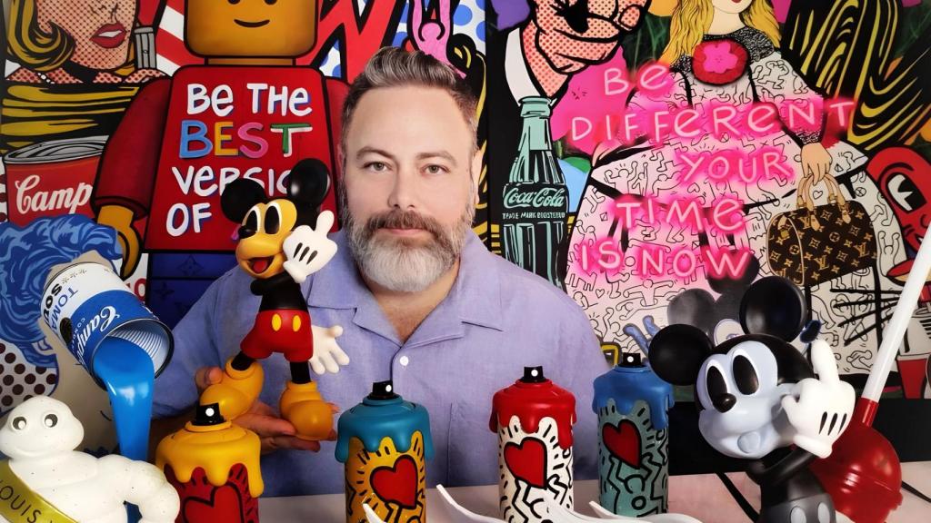 De Pazos utiliza en su obra múltiples soportes y distintos estilos, combinando el mundo real con el de los dibujos animados.