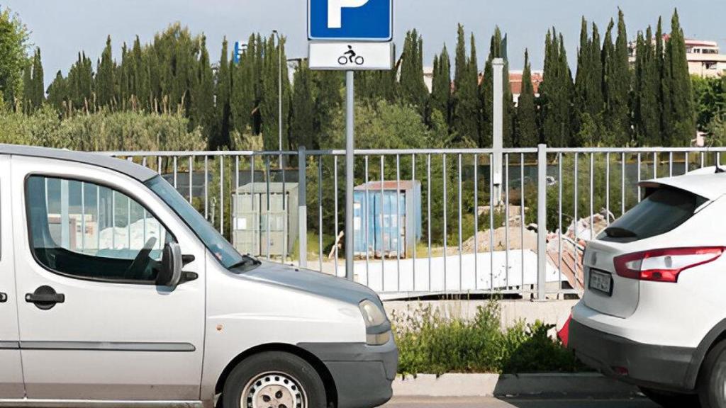Vehículos mal estacionados.