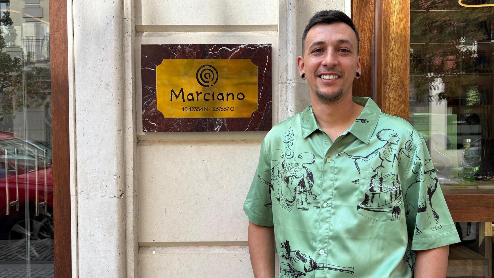 Víctor Camargo en la entrada de Marciano, su nuevo restaurante en Madrid.