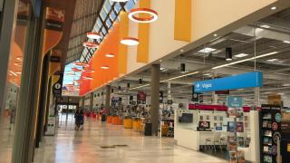 Interior del centro comercial talaverano.