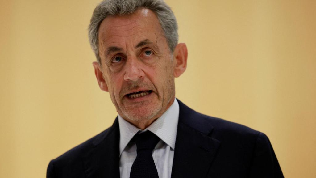 Nicolas Sarkozy atiende a los medios tras conocer su condena.