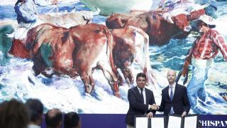Firma del convenio entre el presidenrt de la Generalitat, Carlos Mazón, y el director de la Hispanic Society, Guillaume Kientz. Efe / Biel Aliño