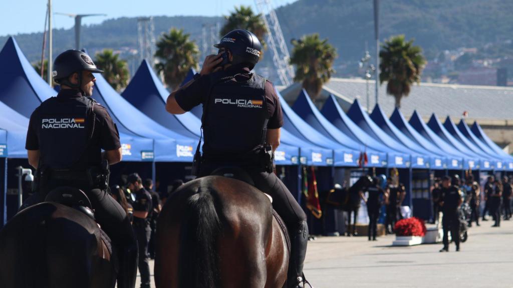 Dos policías en la Exposición de Medios de la Policía Nacional en los jardines de Montero Ríos, Vigo