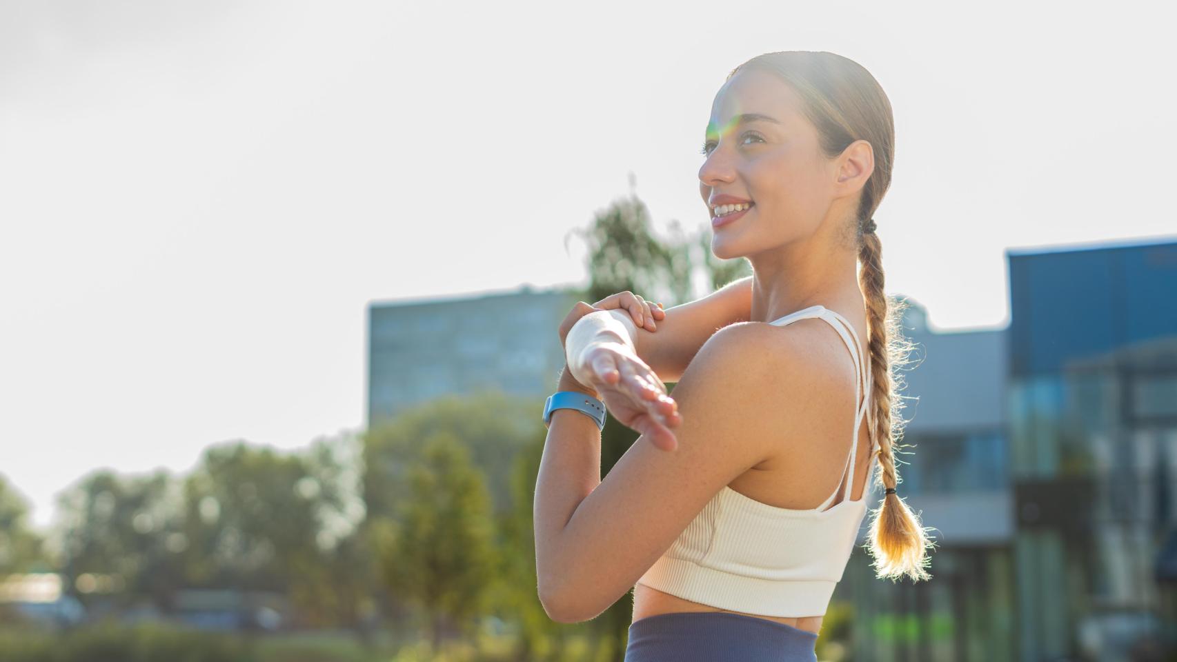 Una chica practicando deporte.
