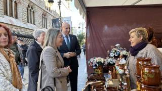 El alcalde de León, José Antonio Díez, y la concejala de Fiestas, Camino Orejas, inauguran la Feria de la Cerámica y Alfarería