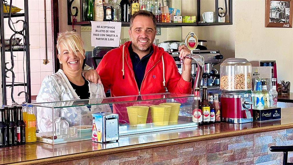 María Encarnación y Alberto en el Bar de Quintanilla de Trigueros