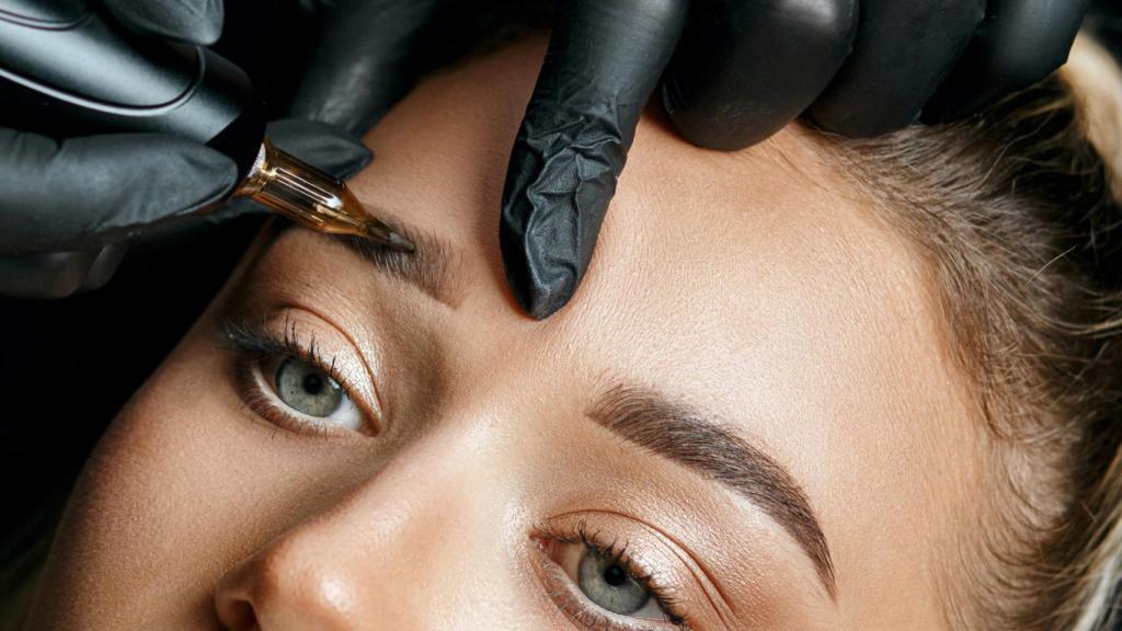Imagen de una mujer haciéndose las cejas.