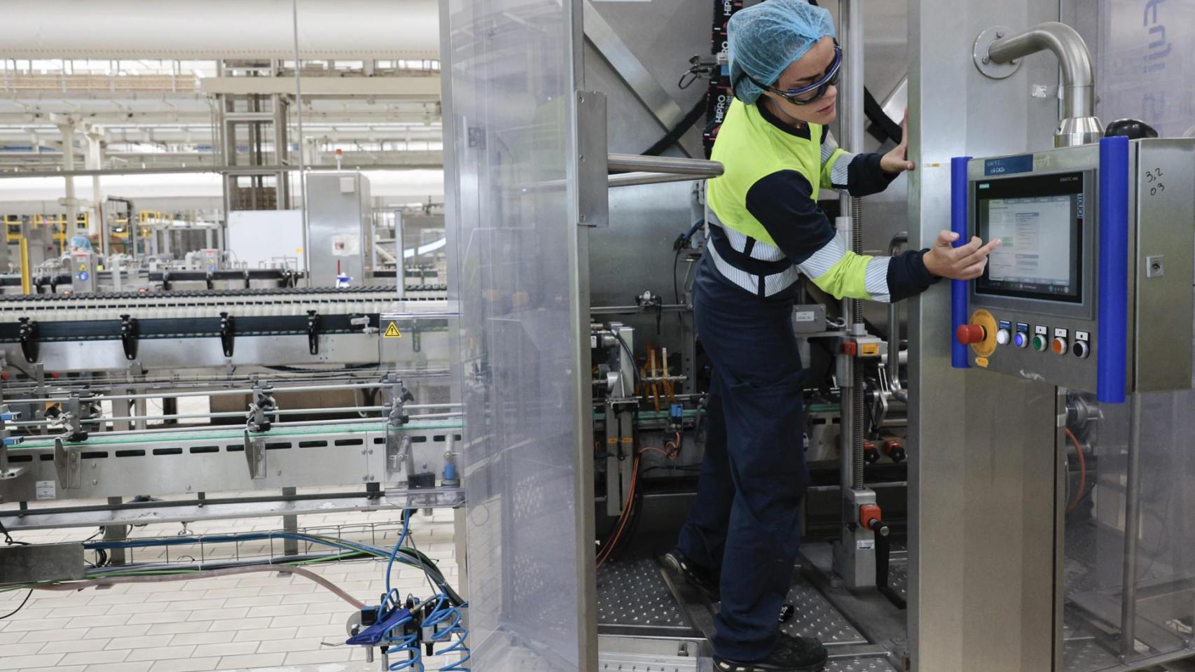 Una empleada trabaja en la fábrica de Danone de Aldaia (Valencia) donde este jueves se inaugura de su HUB Innovación, un nuevo proyecto estratégico para generar valor en toda la cadena a través de la innovación y la ciencia. EFE/ Kai Försterling