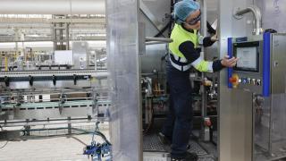 Una empleada trabaja en la fábrica de Danone de Aldaia (Valencia) donde este jueves se inaugura de su HUB Innovación, un nuevo proyecto estratégico para generar valor en toda la cadena a través de la innovación y la ciencia. EFE/ Kai Försterling