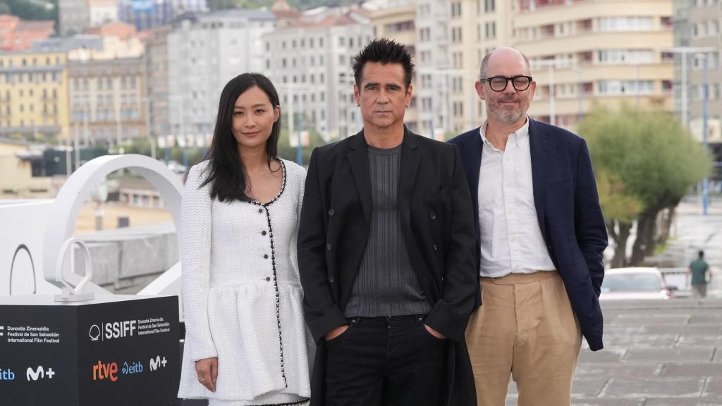 La actriz china, Fala Chen, y el actor irlandés, Colin Farrell, y el director de cine Edward Berger durante la presentación de ‘Ballad of a Small Player' en el Festival de Cine de San Sebastián. Firma: Unanue / Europa Press
