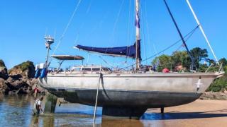 Un velero se queda varado en medio de la playa de Espiñeiro en Oleiros (A Coruña)