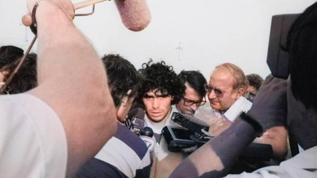 Maradona rodeado de periodistas en Villajoyosa en el año 1982.