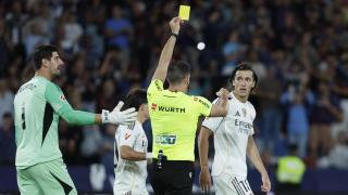 Álvaro Carreras, del Real Madrid, recibe una tarjeta amarilla en La Liga