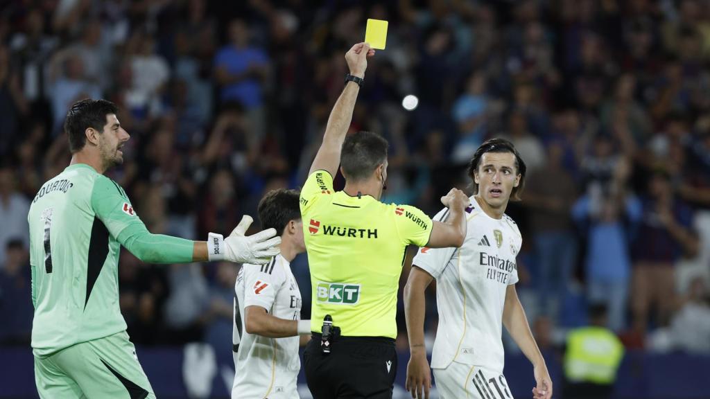 Álvaro Carreras, del Real Madrid, recibe una tarjeta amarilla en La Liga