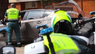 Imagen de arcivo de un Guardia Civil identificando a una conductora