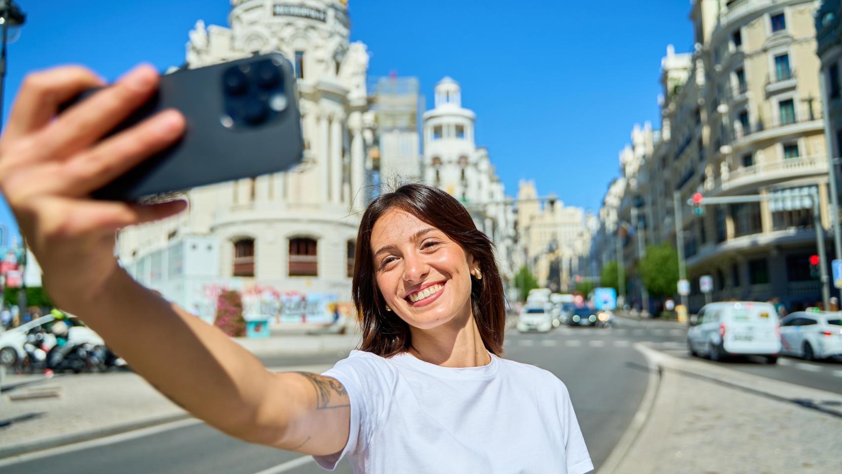 Imagen de archivo de una chica tomándose un 'selfie' en el centro de la capital.