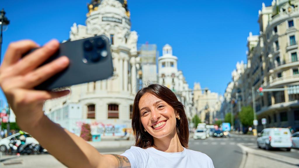 Imagen de archivo de una chica tomándose un 'selfie' en el centro de la capital.