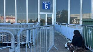 Una joven espera la primera en la cola del concierto de Quevedo en A Coruña