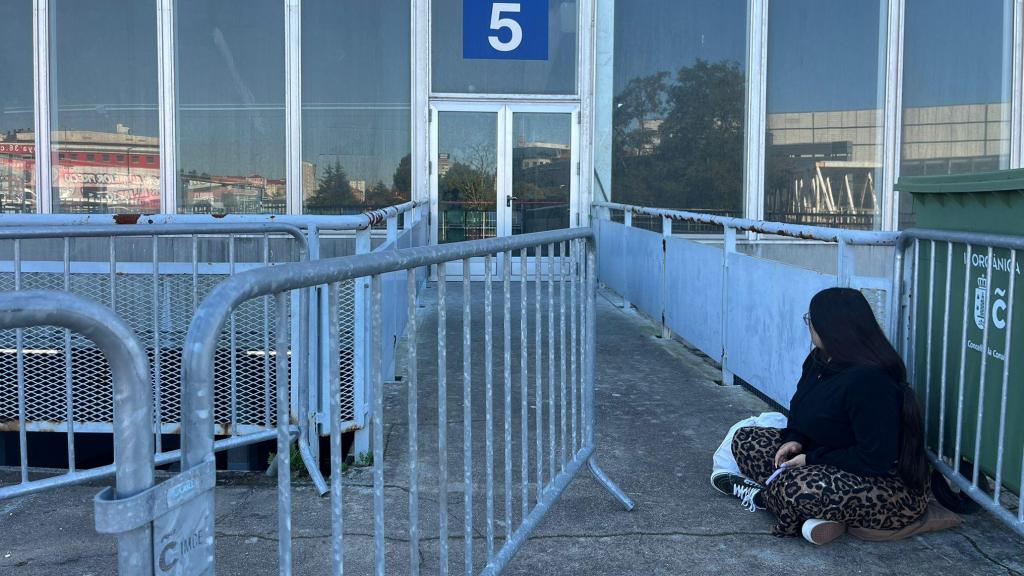 Una joven espera la primera en la cola del concierto de Quevedo en A Coruña